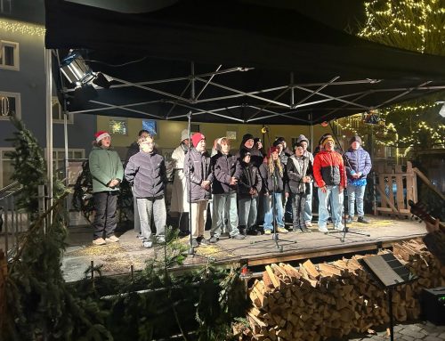 Singen auf dem Weihnachtsmarkt