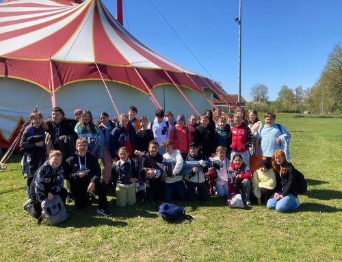 Die Klasse 5 a zu Besuch beim Zirkusprojekt an der Grundschule Egglham