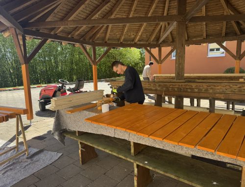 Praxis an Mittelschulen: Die 8. Klasse erneuert den Pavillon der Schule